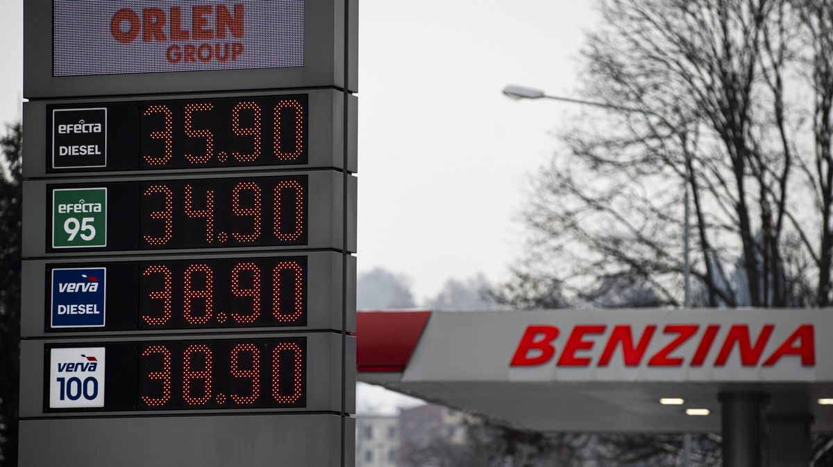 34,90 Kč. Benzin koupí čeští řidiči levněji než v Polsku